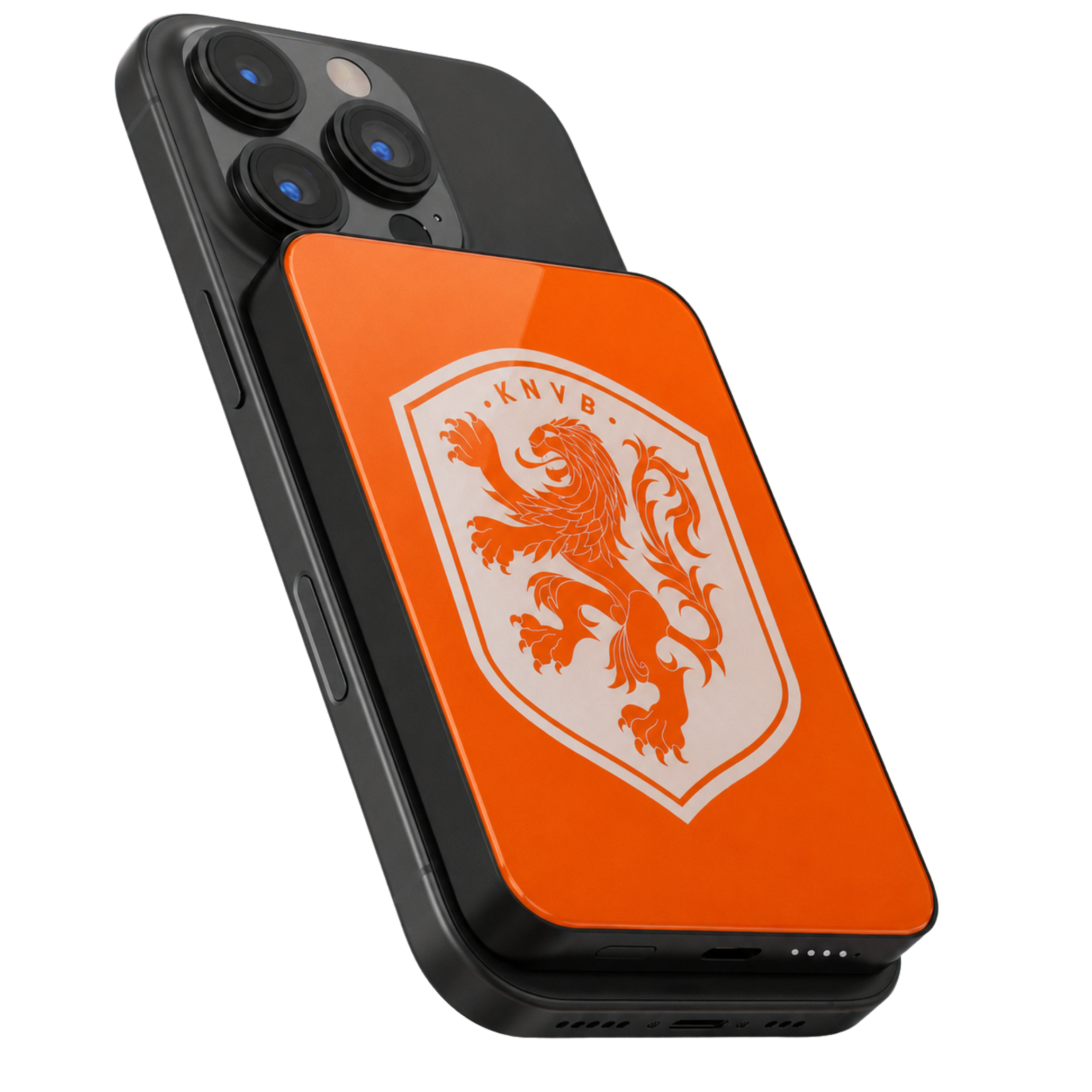 Een zwarte smartphone met een oranje KNV B-wapen op de achterkant.