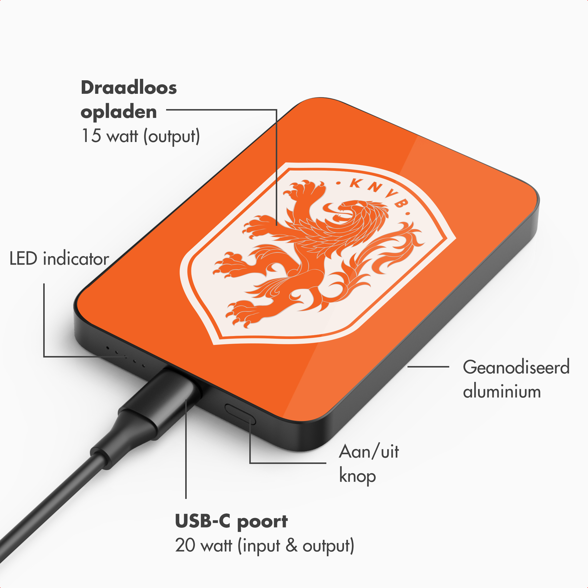 Oranje powerbank met KNVB-logo, USB-C poort, laadindicator.