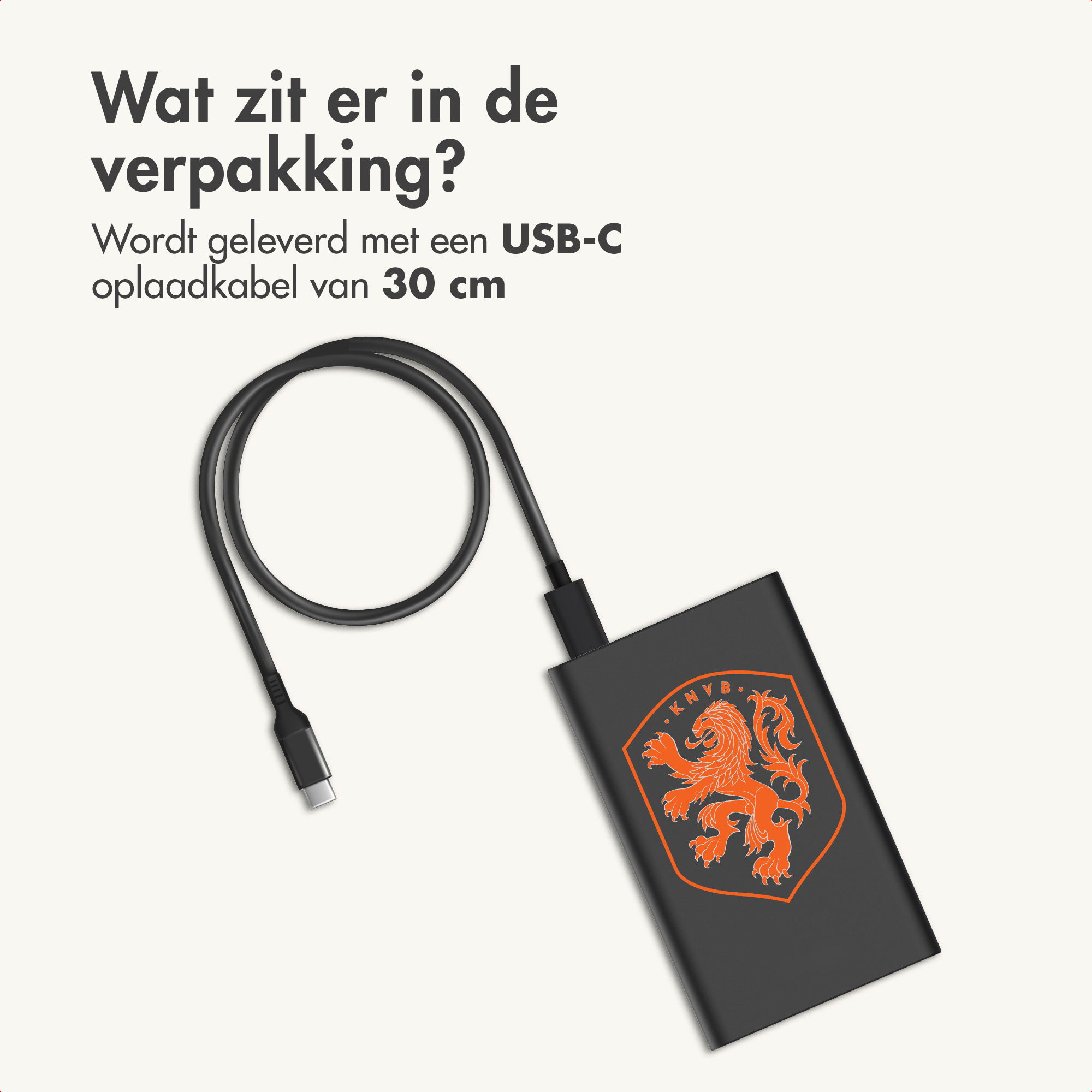 Een zwarte powerbank met KNVB-logo en USB-C kabel.