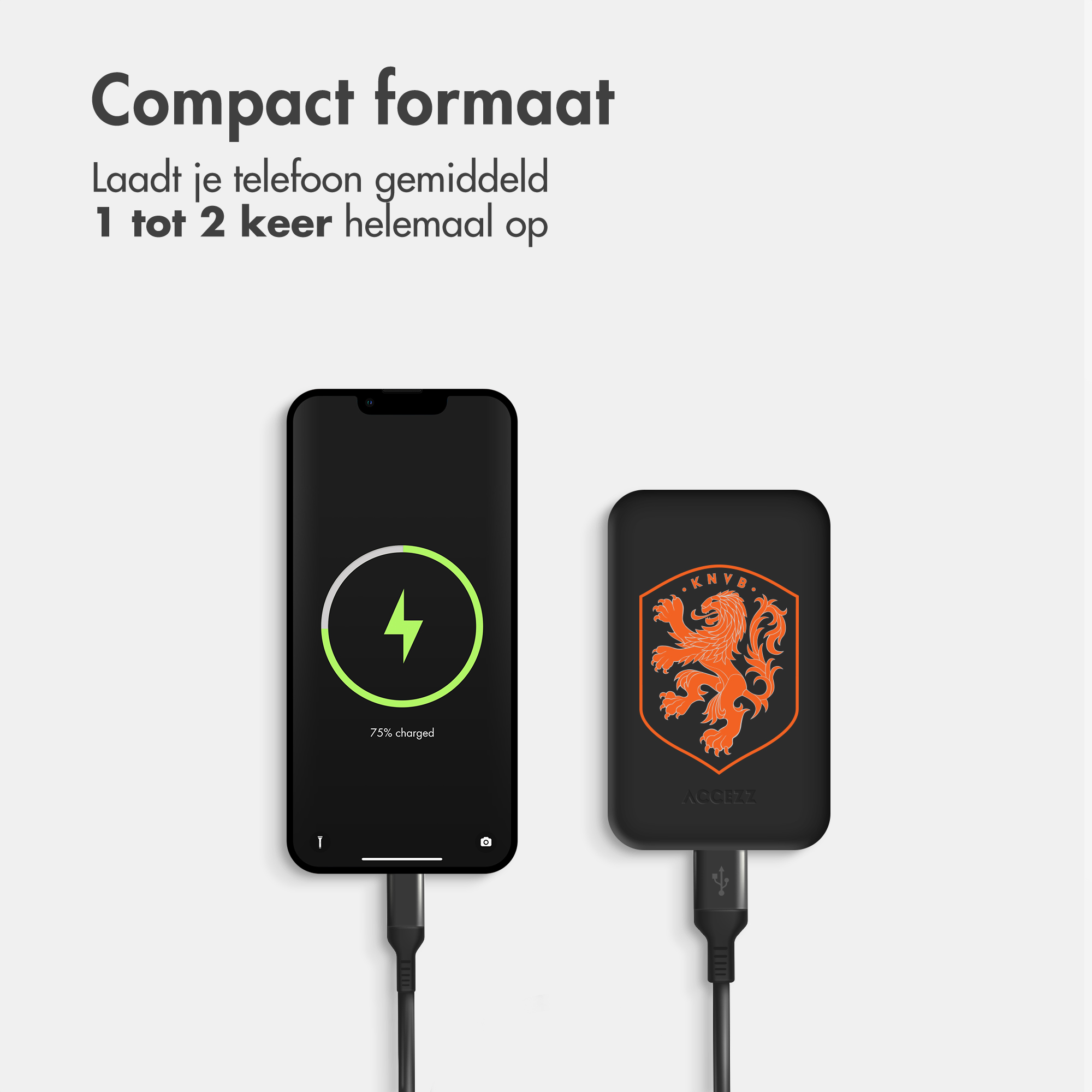Een smartphone laadt op voor 75% naast een powerbank met KNVB-logo.