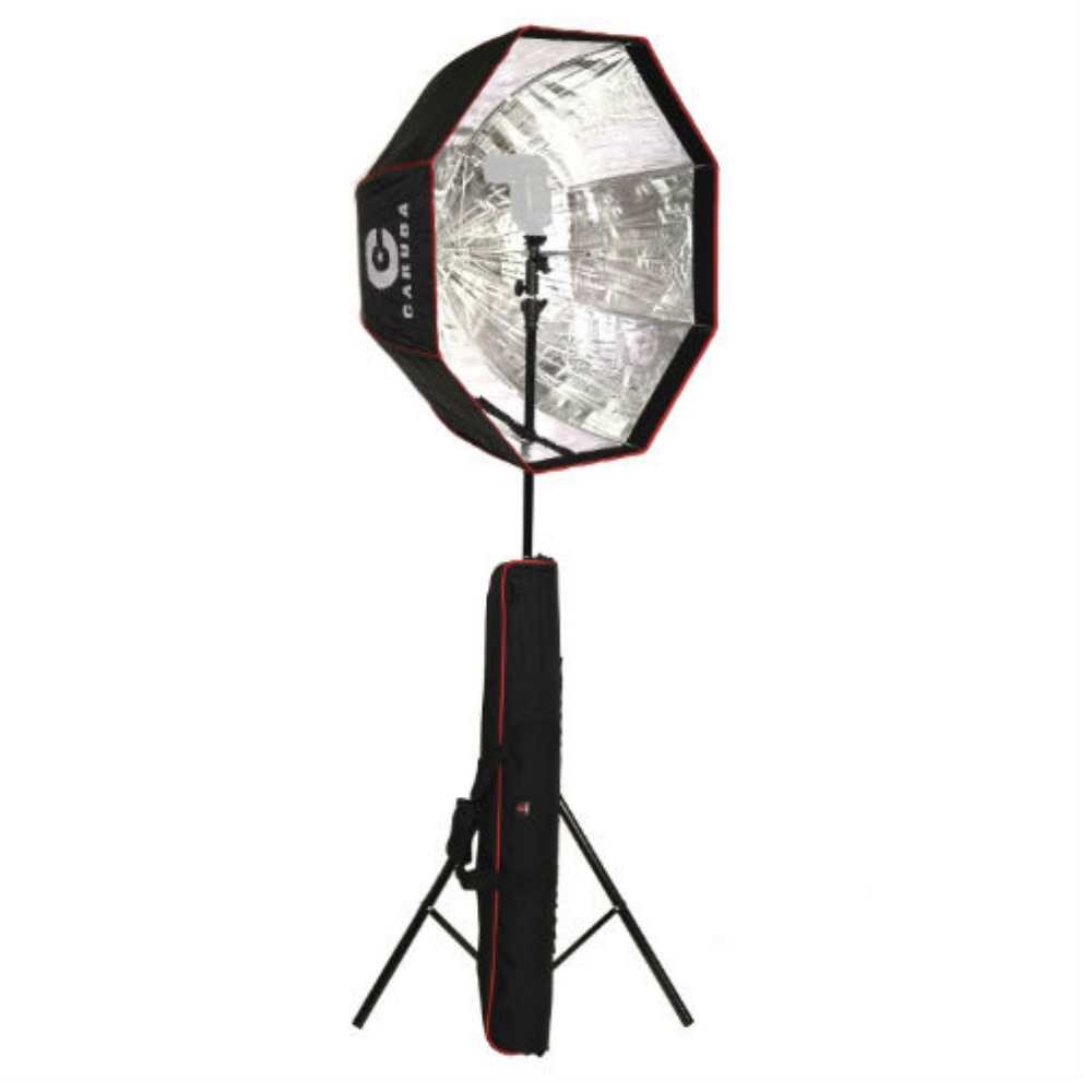 Een achthoekige softbox lichtmodifier met zilveren interieur, op een statief met zwarte tas.