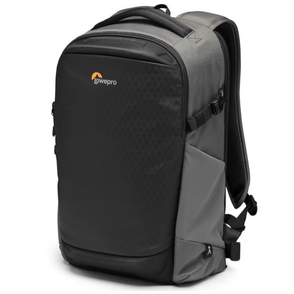 Een zwarte en grijze rugzak met het Lowepro-logo op de voorkant.
