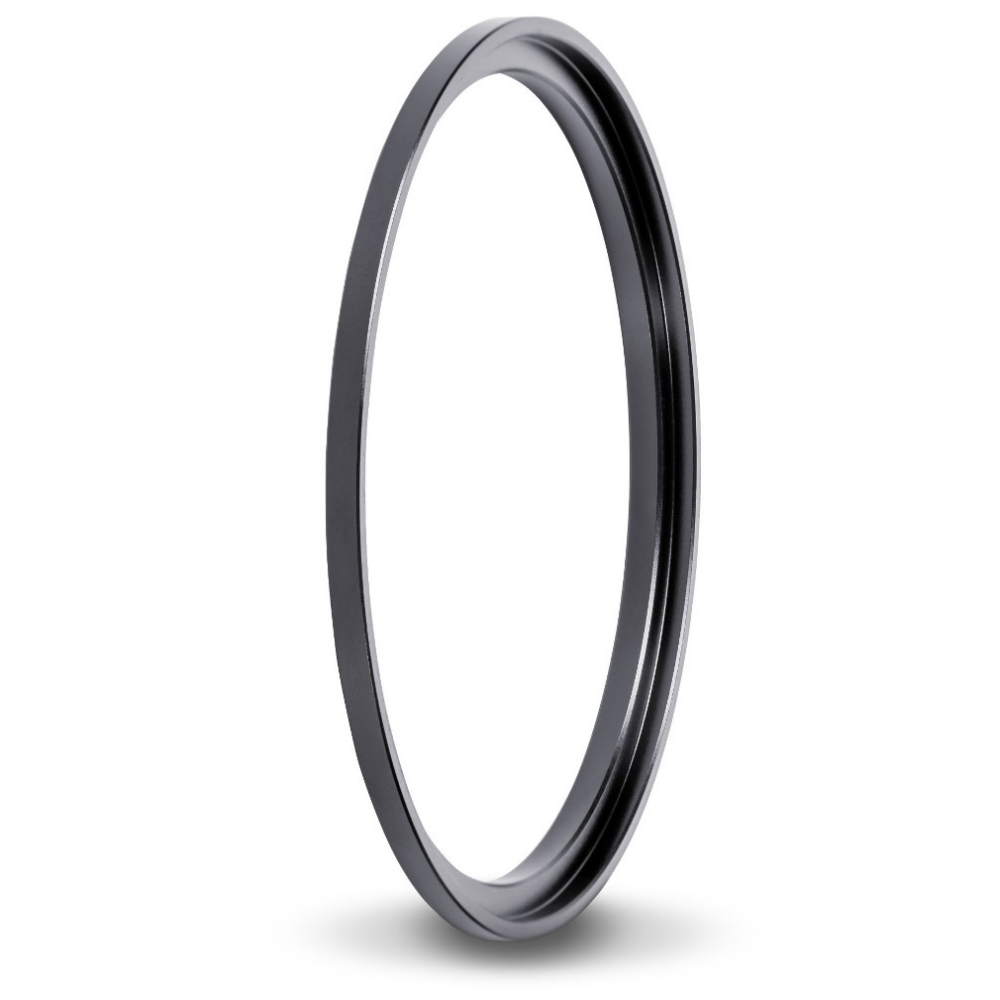 Een enkele zwarte ring met schaduw op witte achtergrond.