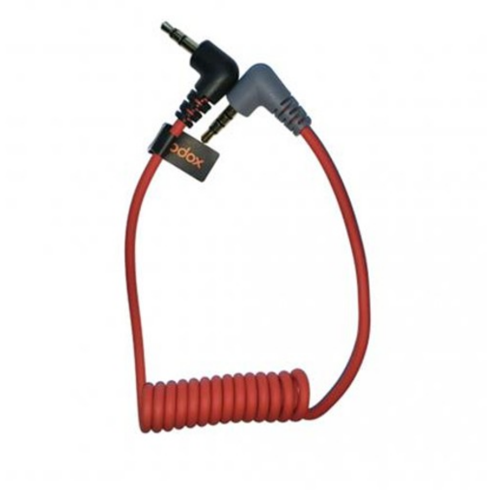 Een rode spiraalkabel met twee 90-graden stekkers (zwart en grijs).