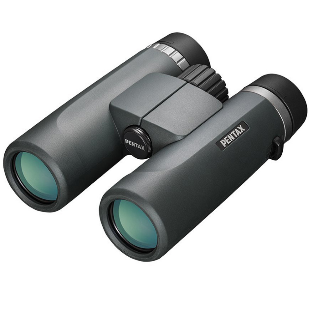 Een paar donkergrijze Pentax verrekijkers met groene lenzen is te zien op een witte achtergrond.