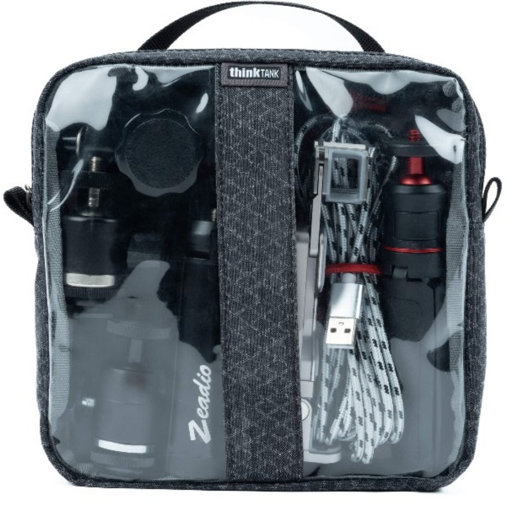 Doorzichtige tas met camera-accessoires zoals kabels en mini-statieven.