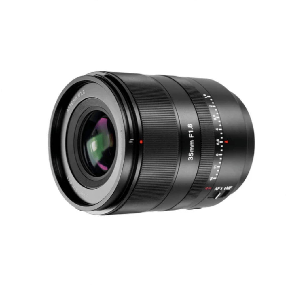 Een zwarte 35mm f/1.8 cameralens met scherpstelring en diafragmaring.