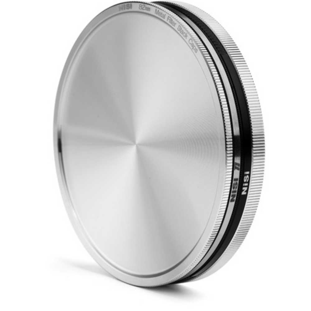 Een zilveren NISI 82 mm metalen filter stapelkap met geborstelde afwerking op witte achtergrond.