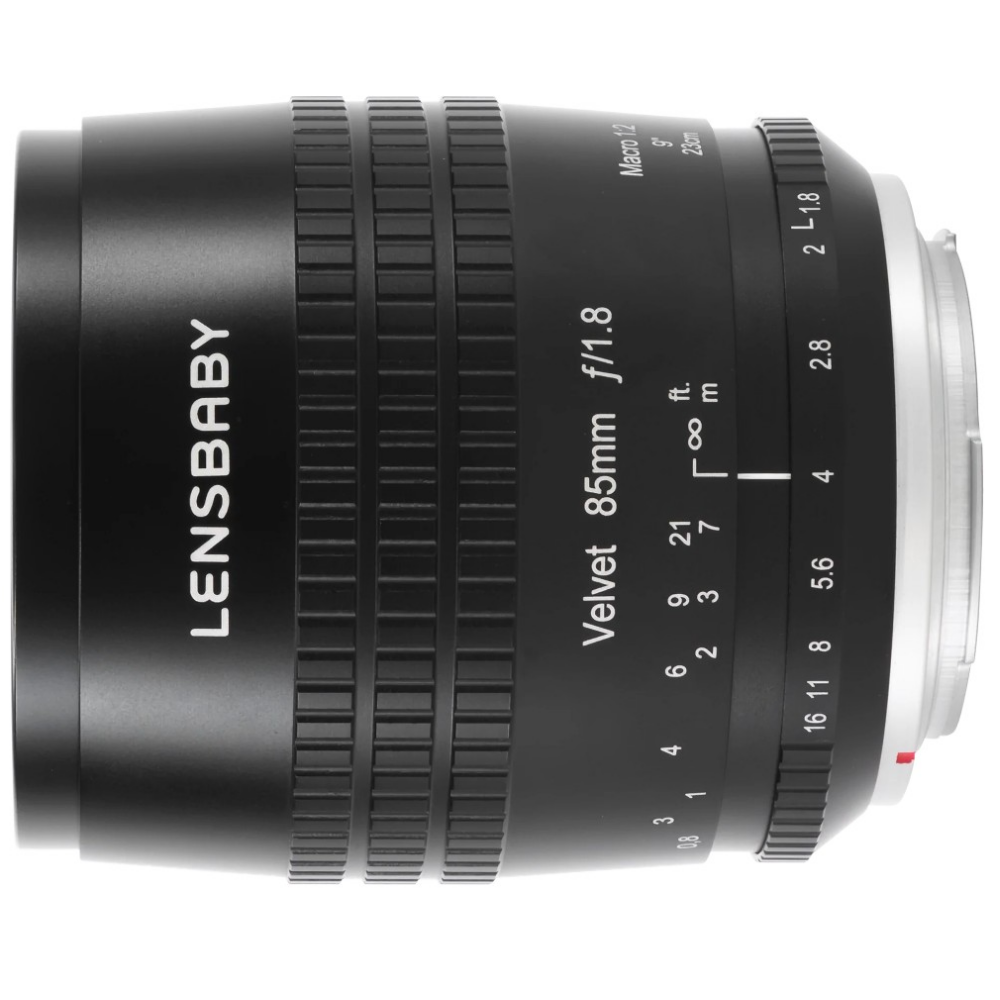 Zwarte Lensbaby Velvet 85mm f/1.8 lens met afstands- en diafragmakenmerken.