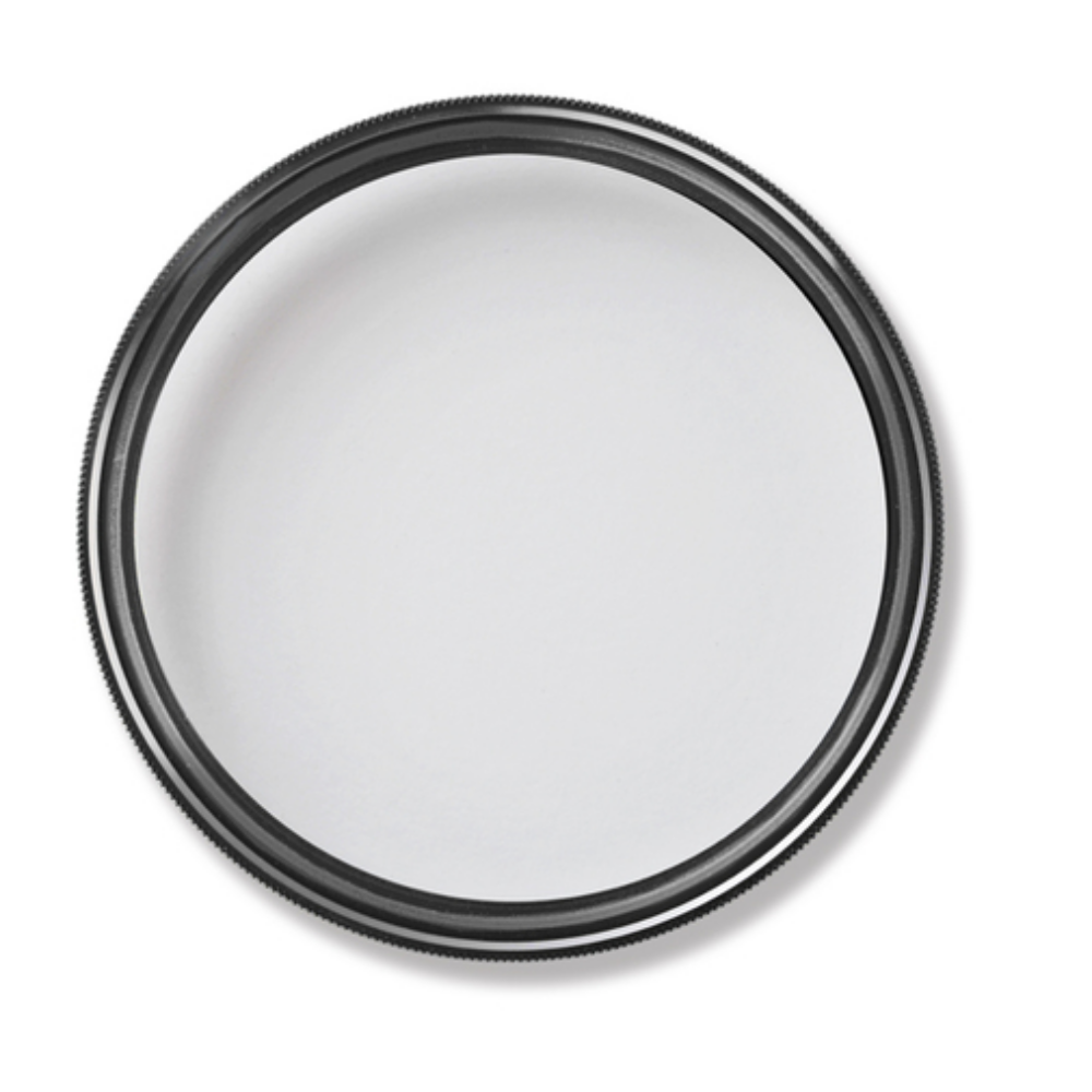 Een rond, zilverkleurig cameralensfilter met getextureerde rand op witte achtergrond.