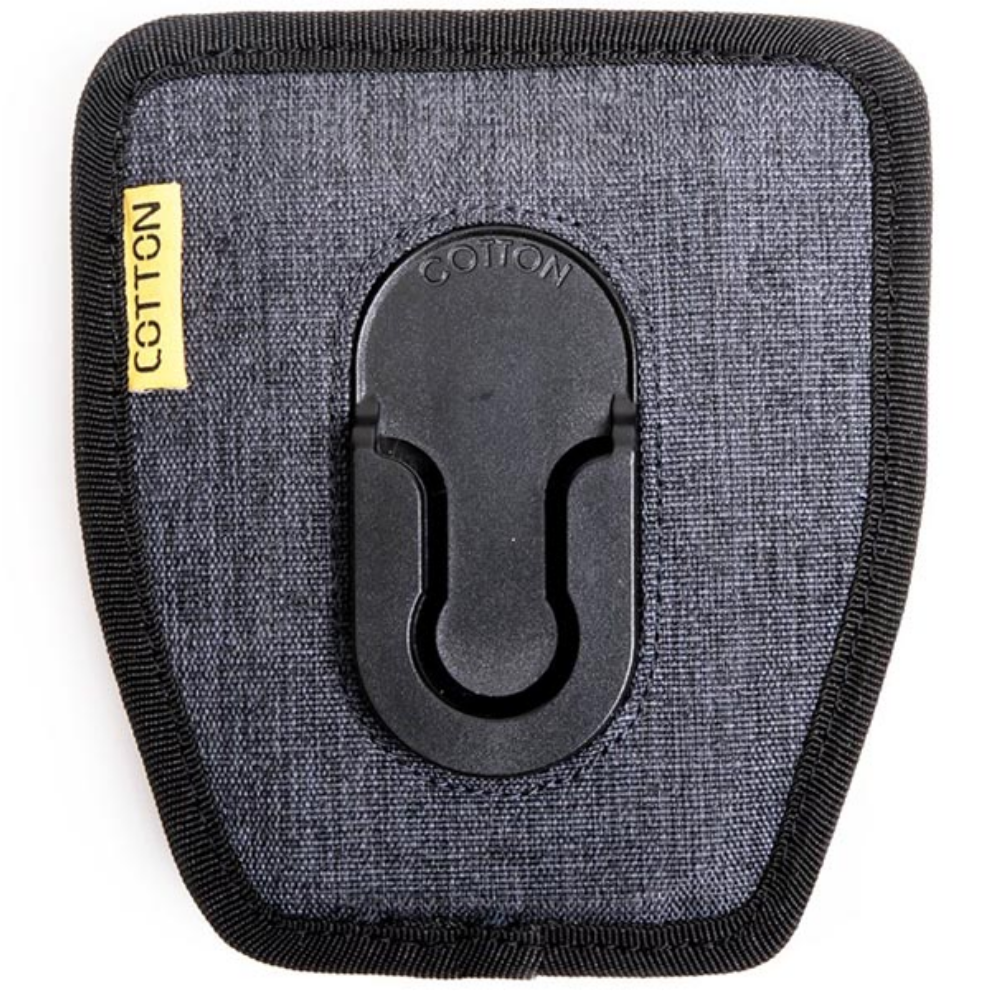 Een grijze stoffen buidel met zwarte clip en geel 'COTTON' label.