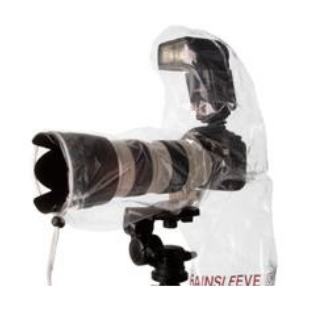 Een camera met lens en flits onder een doorzichtige regenhoes op een statief.