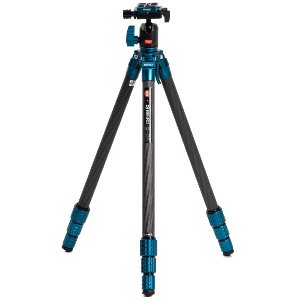 Een blauw en zwart Benro carbonfiber statief met balhoofd.