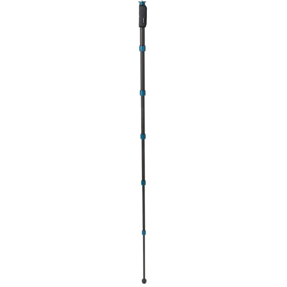 Een zwarte monopod met blauwe klemmen staat tegen een witte achtergrond.