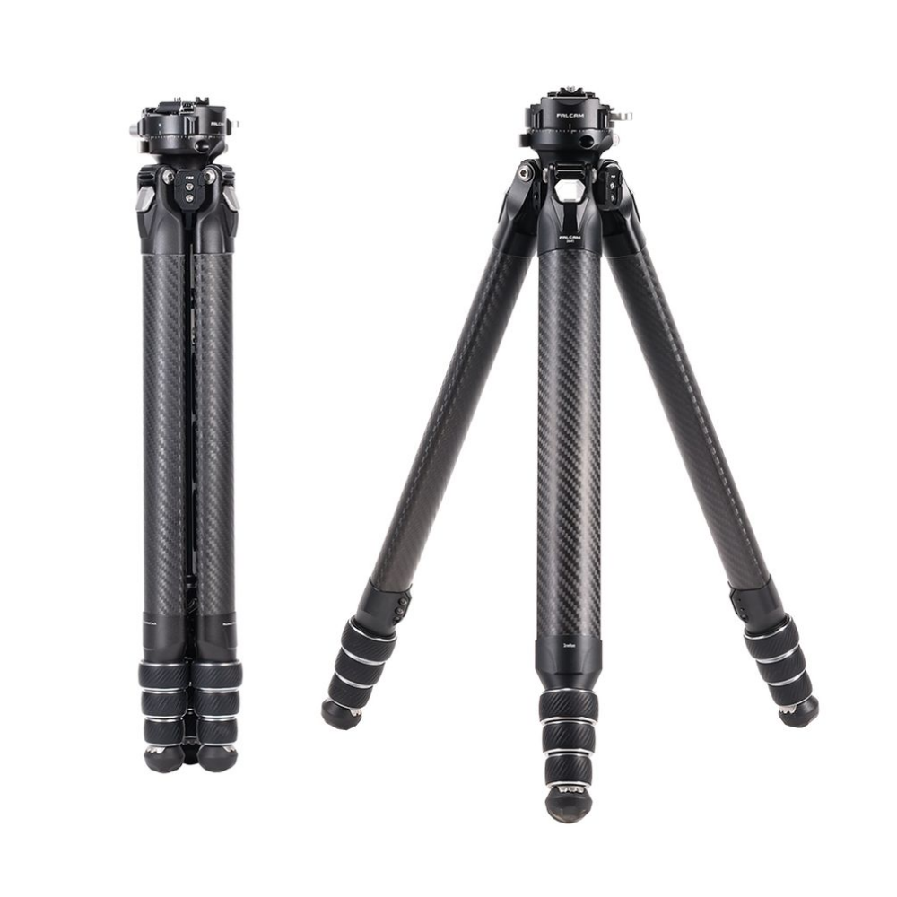 Een opgevouwen en een uitgeklapte carbon fiber statief op witte achtergrond.