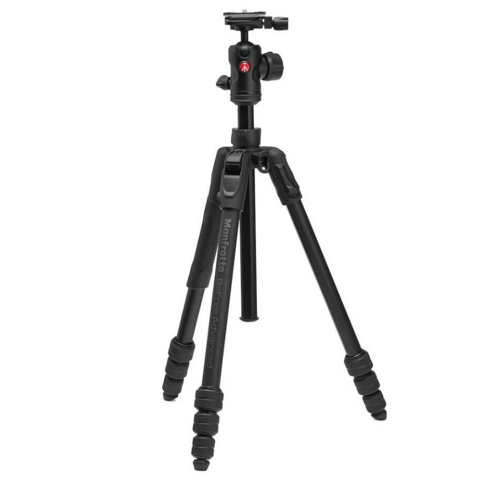 Een zwart Manfrotto Befree Advanced statief met balhoofd en drie uitschuifbare poten.