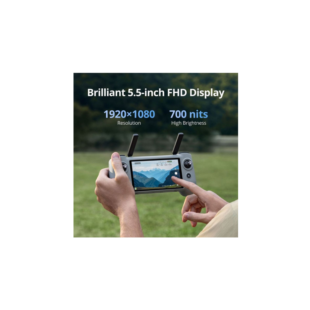 Persoon houdt een afstandsbediening met 5,5-inch FHD-display buiten vast.