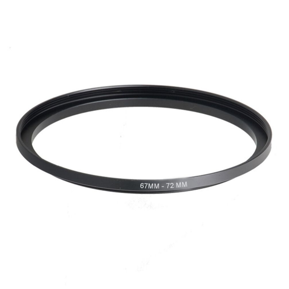 Een zwarte metalen 67mm-72mm lensadapterring op een witte achtergrond.