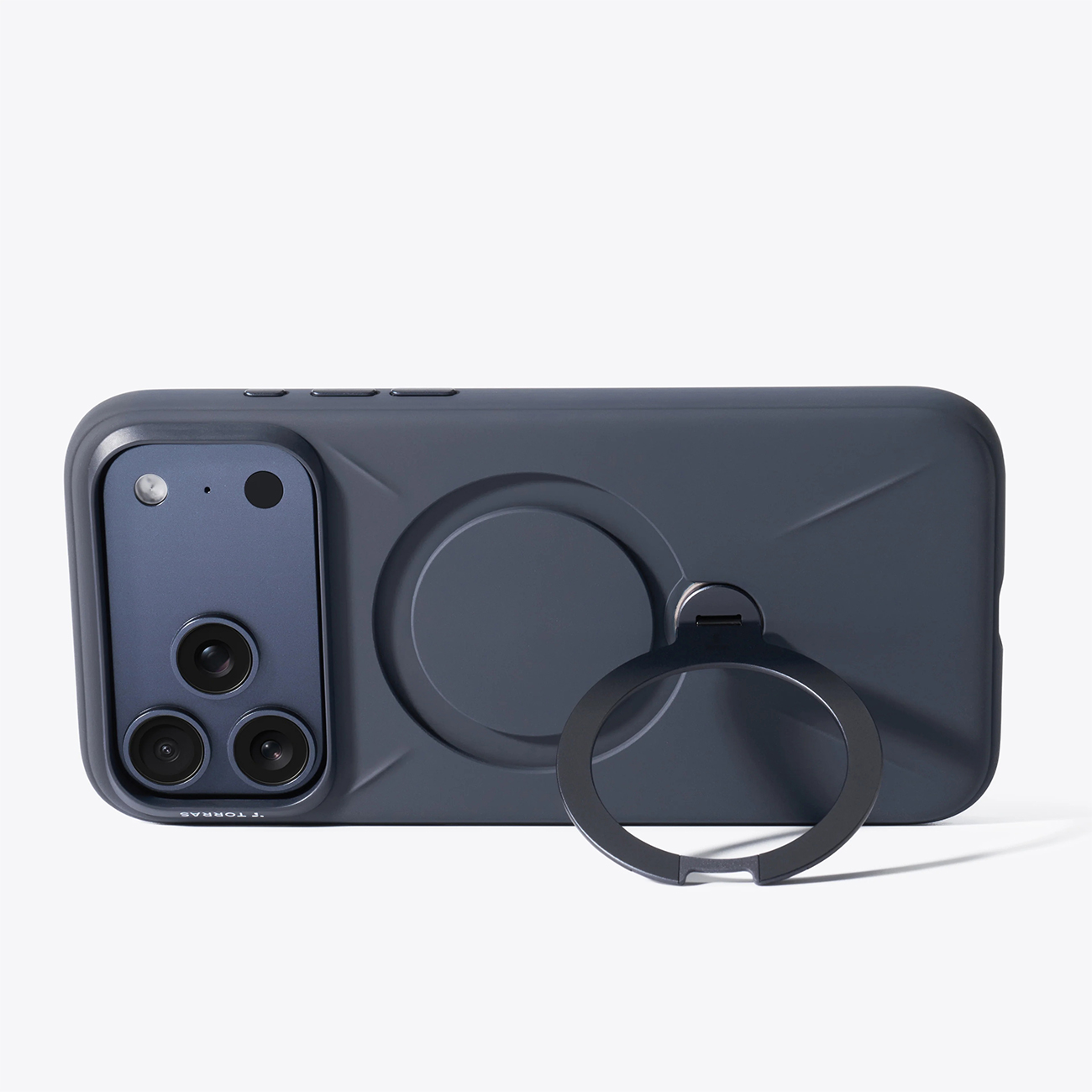 Funda gris oscuro para iPhone con soporte de anillo y triple cámara.