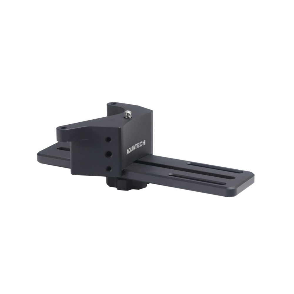 Een zwarte metalen camera-adapter met rails en schroeven.