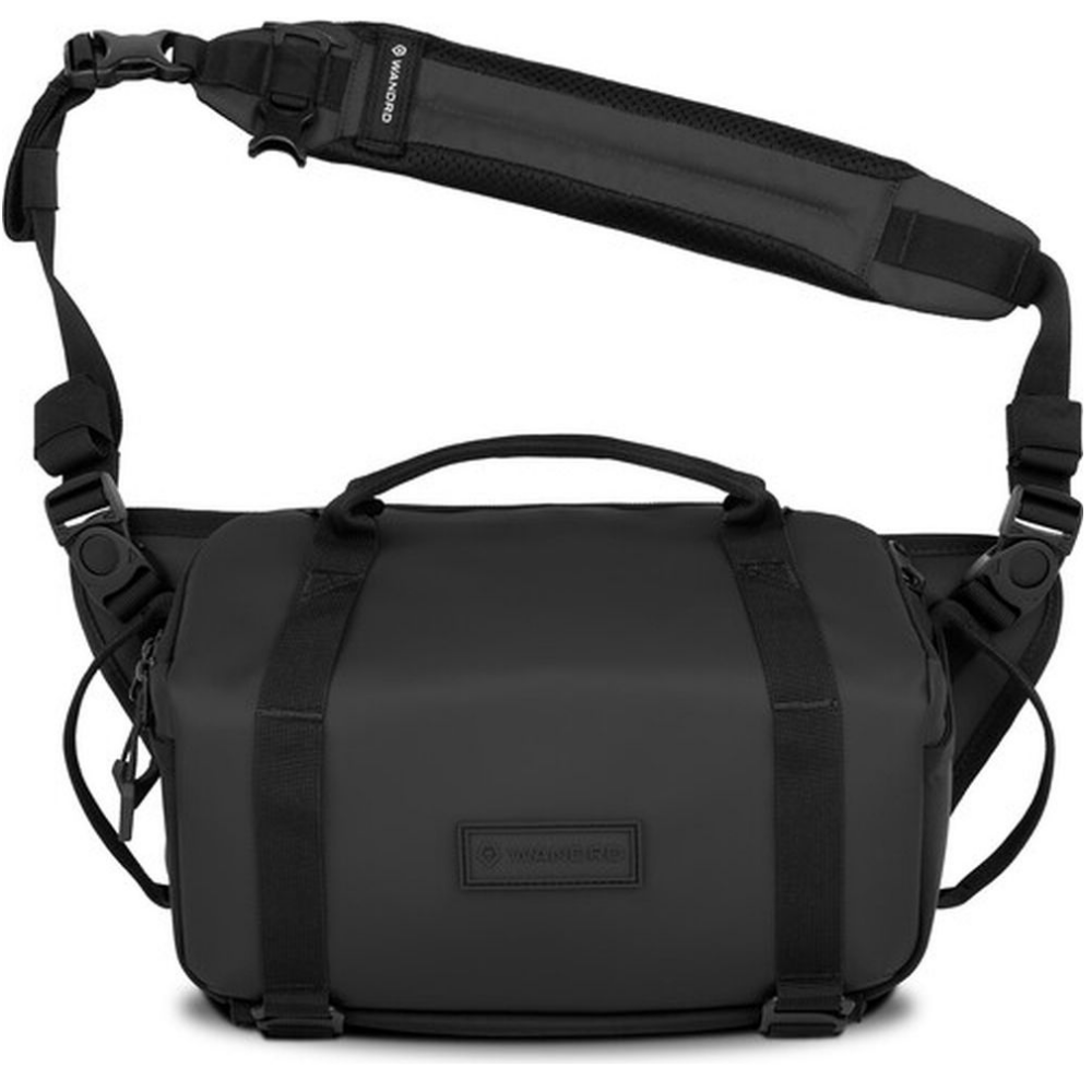 Een zwarte crossbody tas met gewatteerde riem en handvatten.