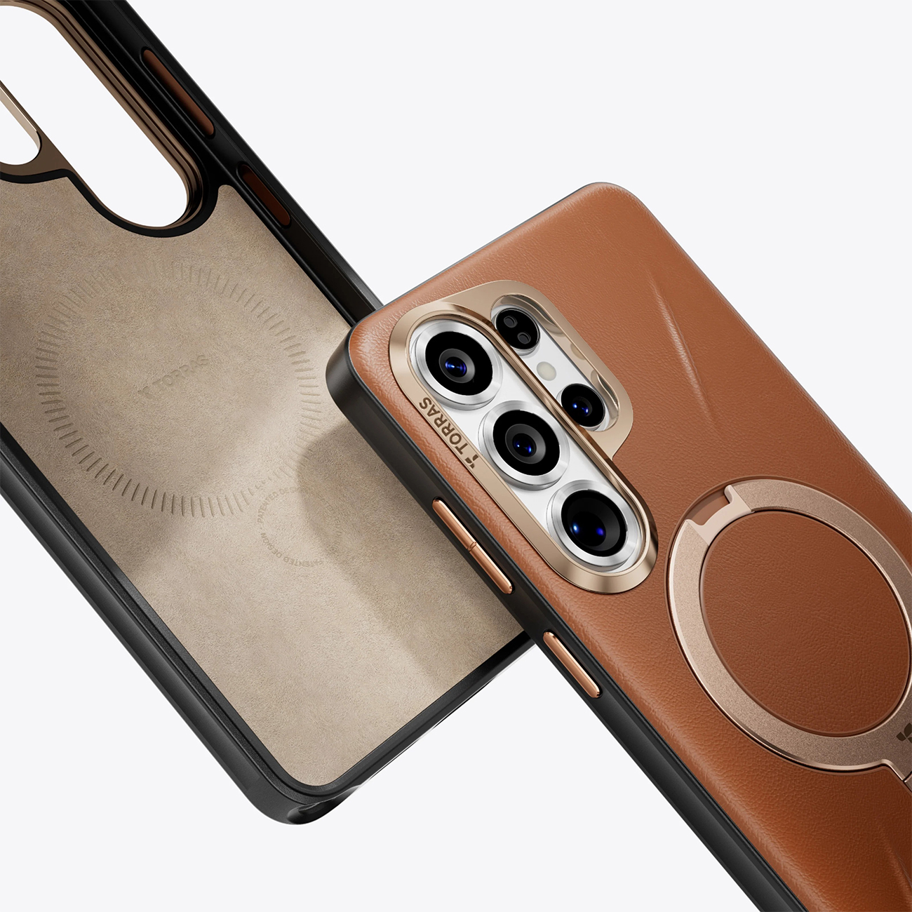 Funda de teléfono marrón con tres cámaras y soporte de anillo, junto a otra funda.