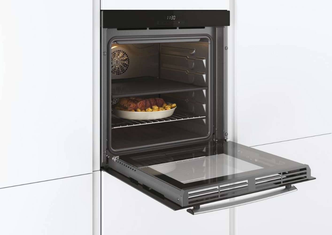 Un forno aperto con un arrosto su un piatto sulla griglia.