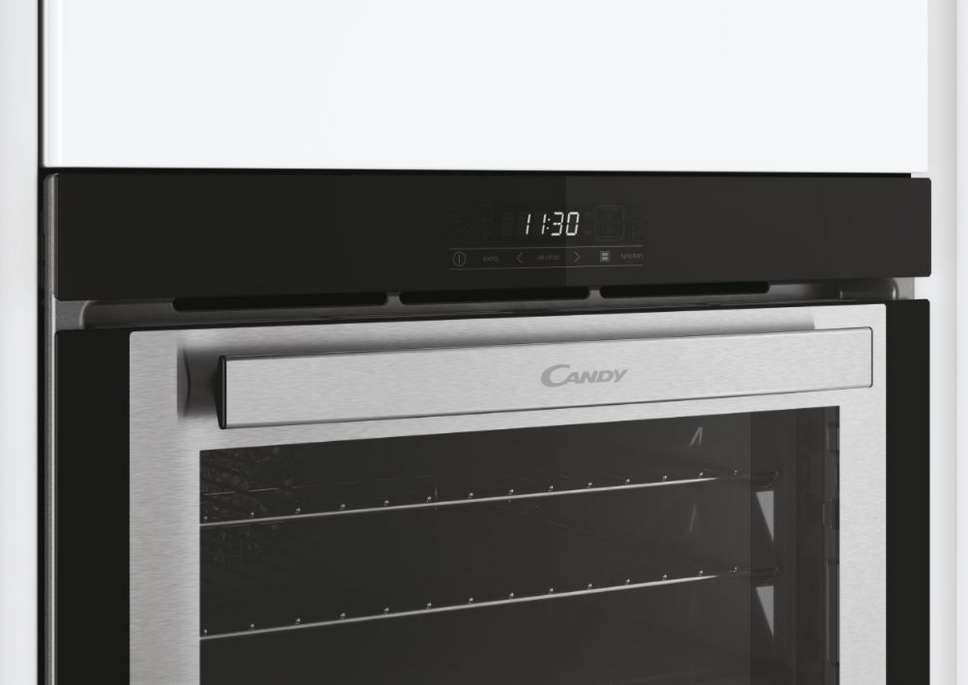 Un moderno forno Candy con display digitale dell'ora e porta in acciaio inox.