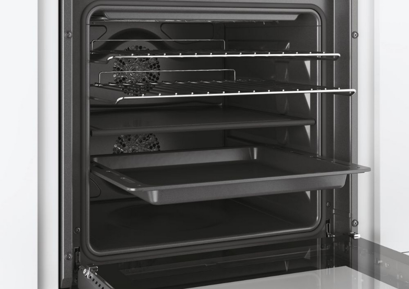 Interno di un forno moderno con tre griglie e due teglie.
