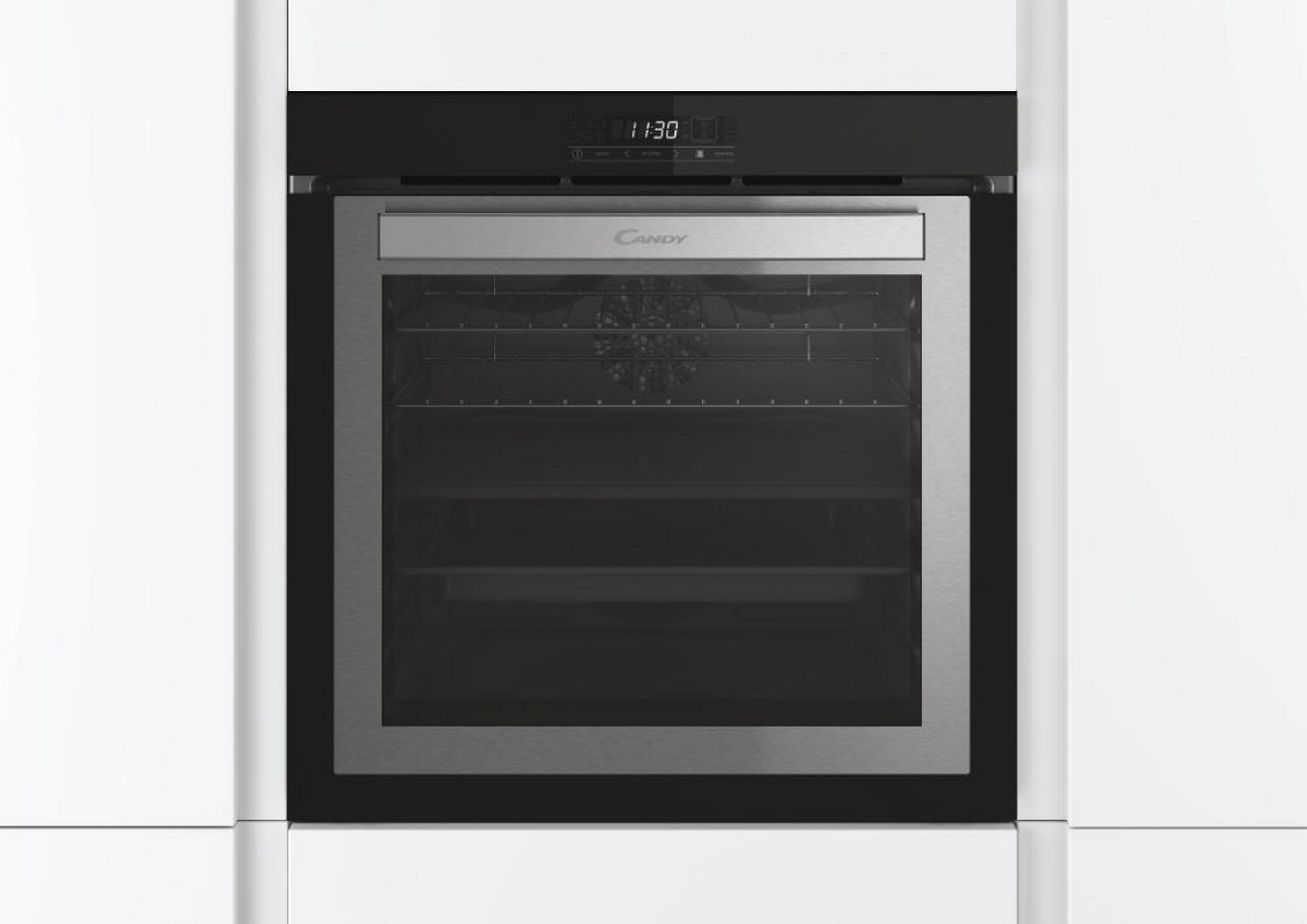 Un moderno forno da incasso con porta argento, cornice nera e display digitale.