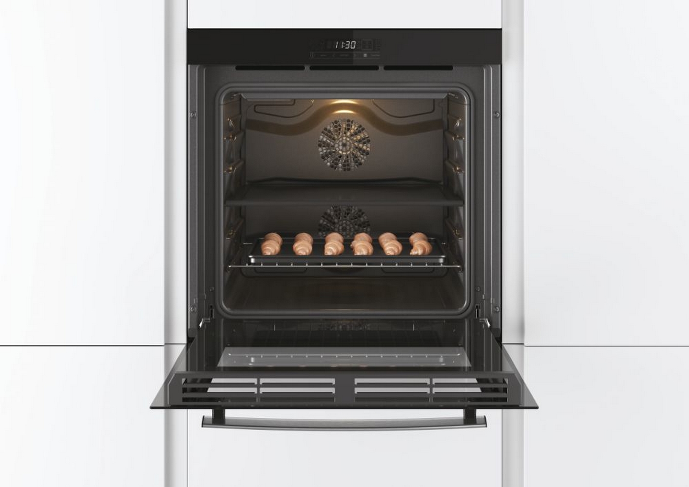 Un forno aperto con sei croissant su una griglia interna.
