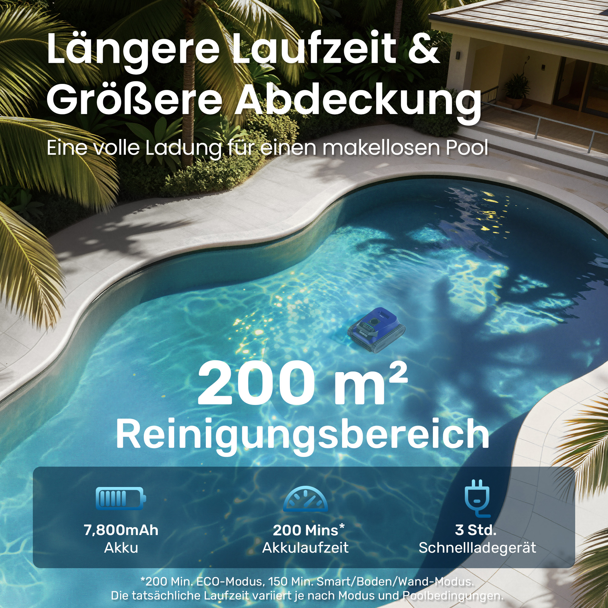Ein blauer Poolreiniger in einem Pool mit Palmen im Hintergrund.