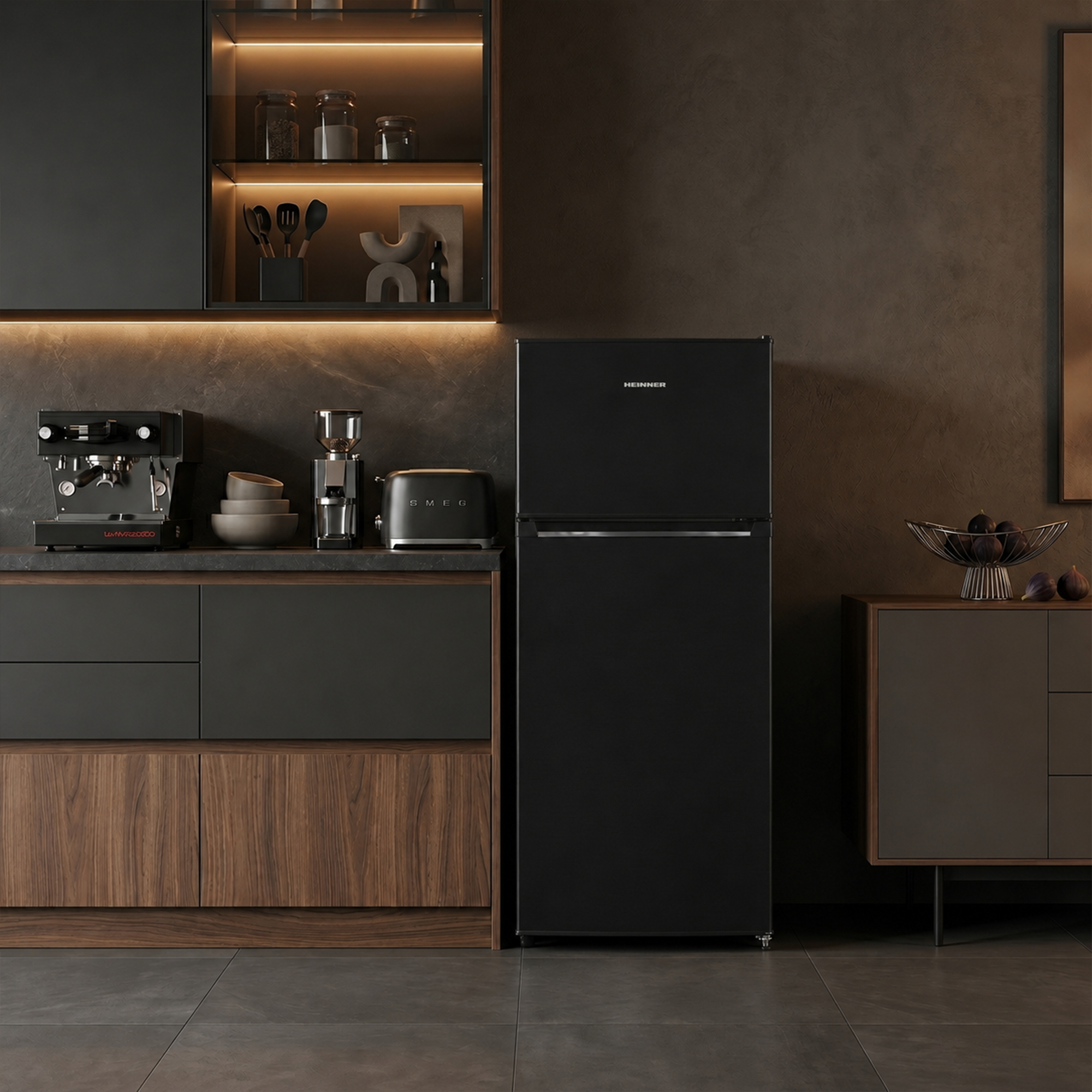 Cuisine moderne avec appareils noirs : réfrigérateur, machine à expresso, moulin à café, grille-pain.