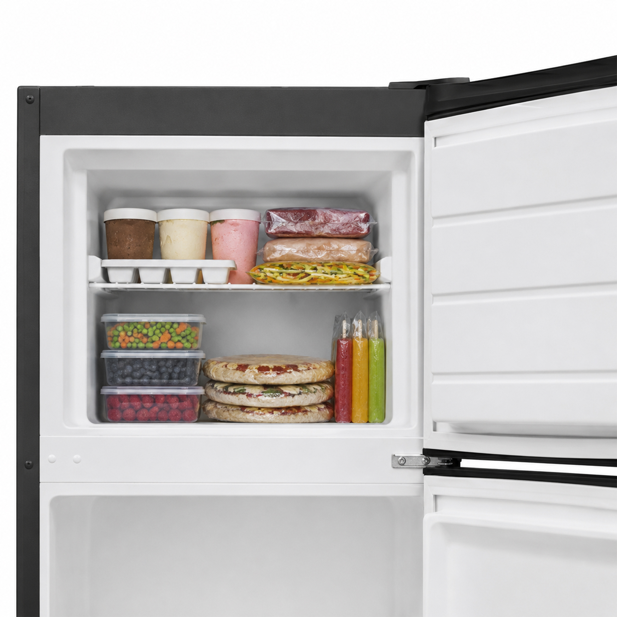 Compartiment congélateur avec aliments surgelés : glaces, viande, légumes, baies, pizzas et glaces à l'eau.