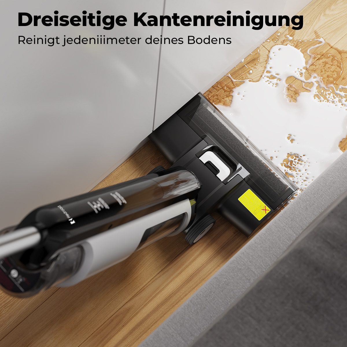 Ein schwarzer Nass-/Trockensauger reinigt einen Holzboden mit verschütteter Flüssigkeit.