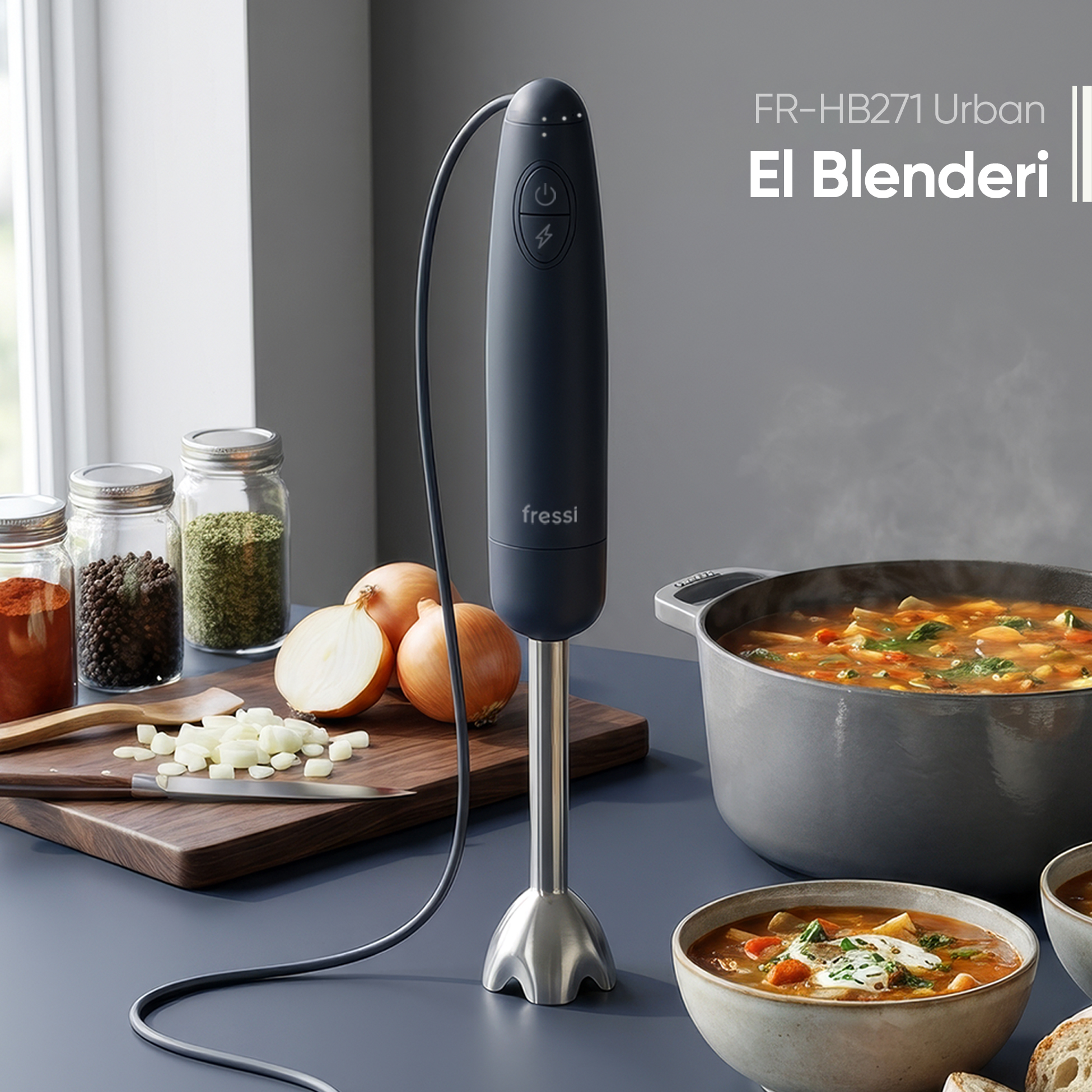 Koyu mavi el blenderı, mutfak gereçleri, soğanlar ve buğulu güveç.