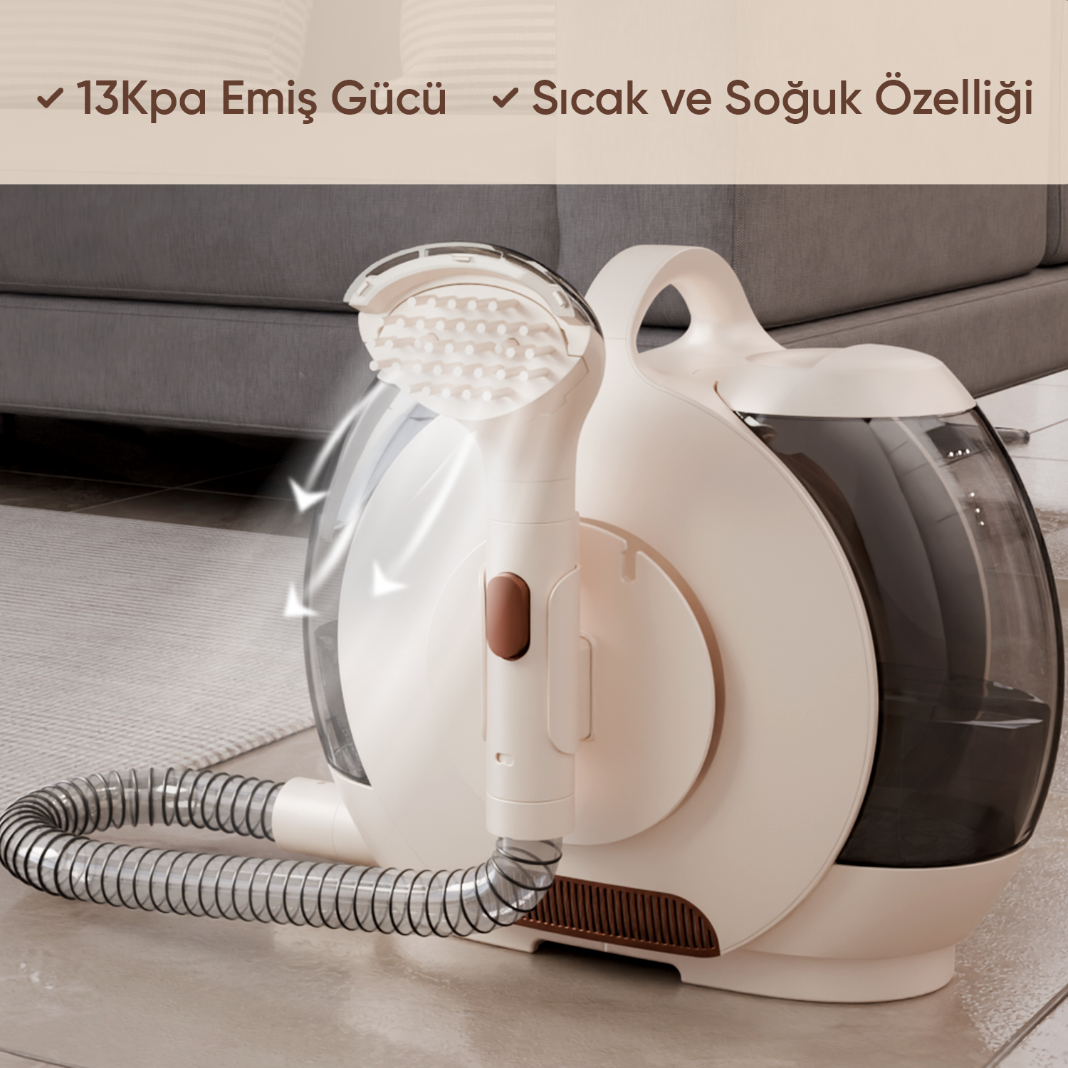 Hortumlu bej ve şeffaf el tipi buharlı temizleyici, koltuğun yanında yerde.