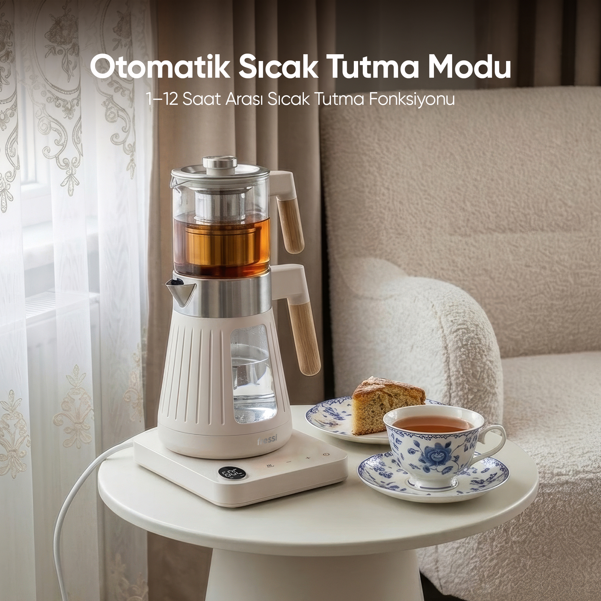Koltuk önünde masada çay ve kek bulunan beyaz çay makinesi.