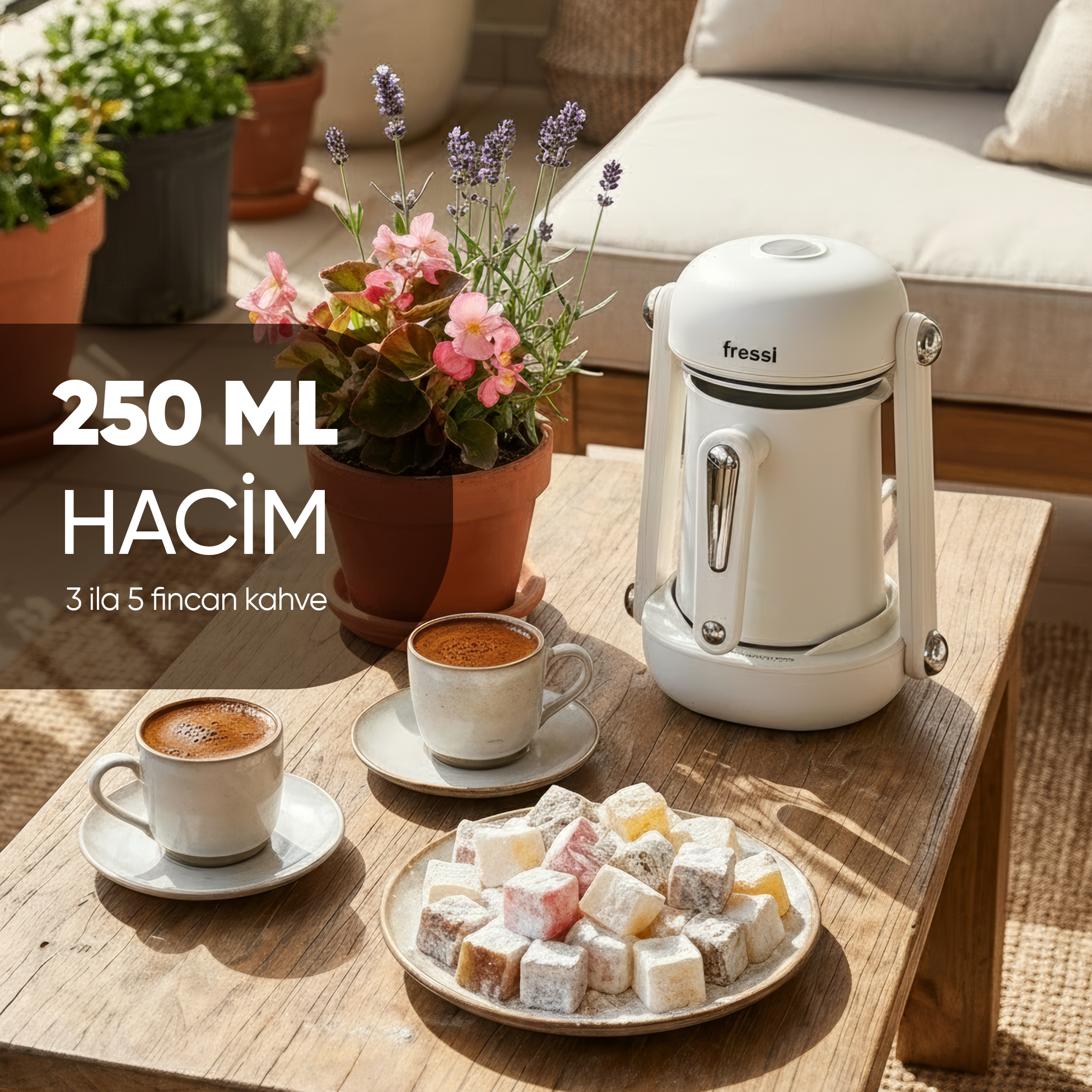 Ahşap masada beyaz kahve makinesi, kahve, şekerleme ve bitkiler.