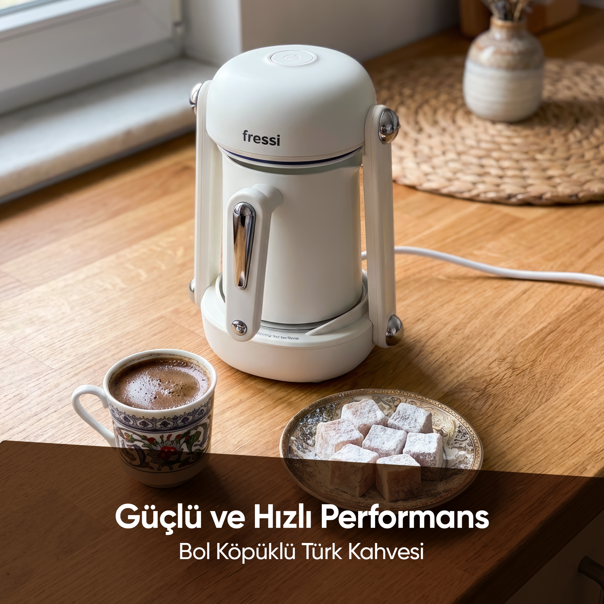 Ahşap masa üzerinde kahve fincanı ve lokum ile beyaz kahve makinesi.