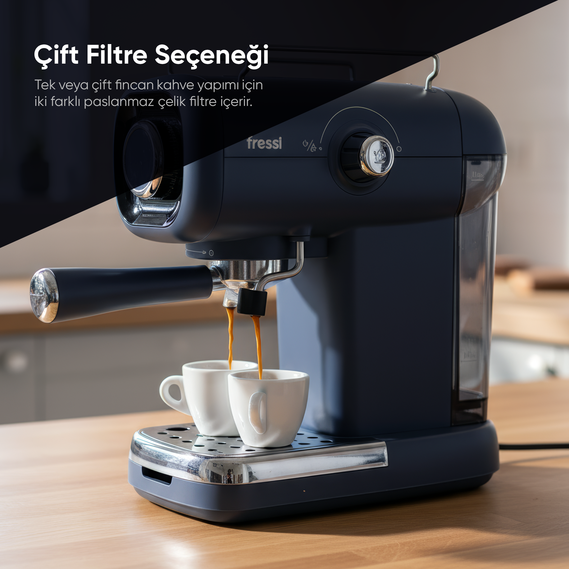 Koyu mavi espresso makinesi iki beyaz fincana kahve yapıyor.