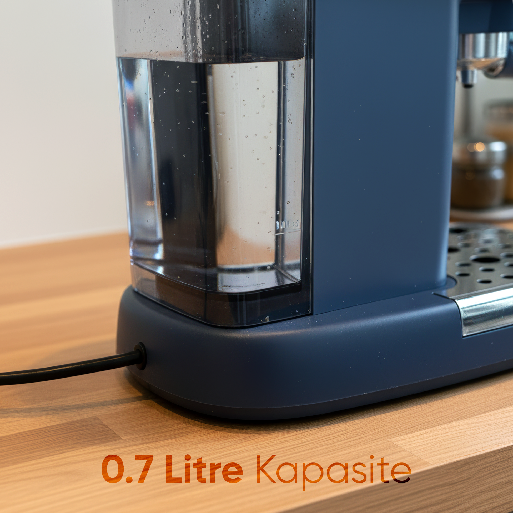 Ahşap tezgah üzerinde 0,7 litre su tanklı lacivert kahve makinesi.