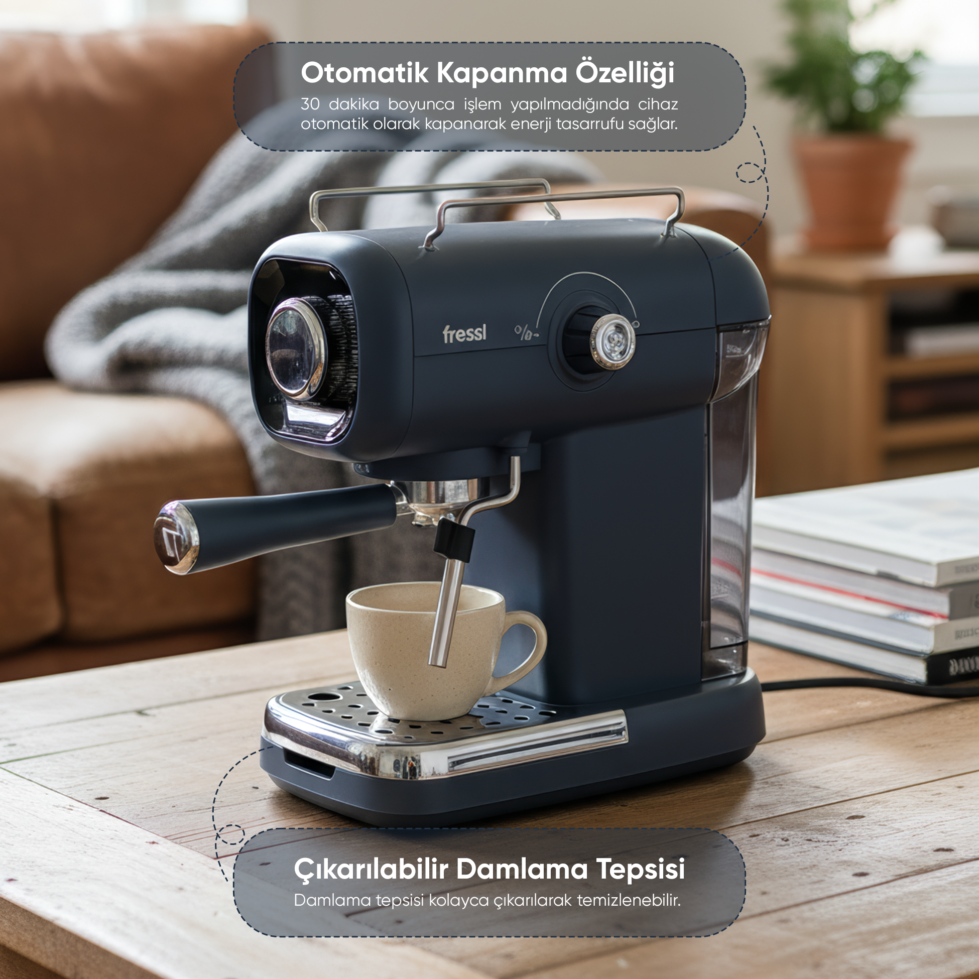 Ahşap masada fincan bulunan koyu renk espresso makinesi. Özellik: otomatik kapanma.
