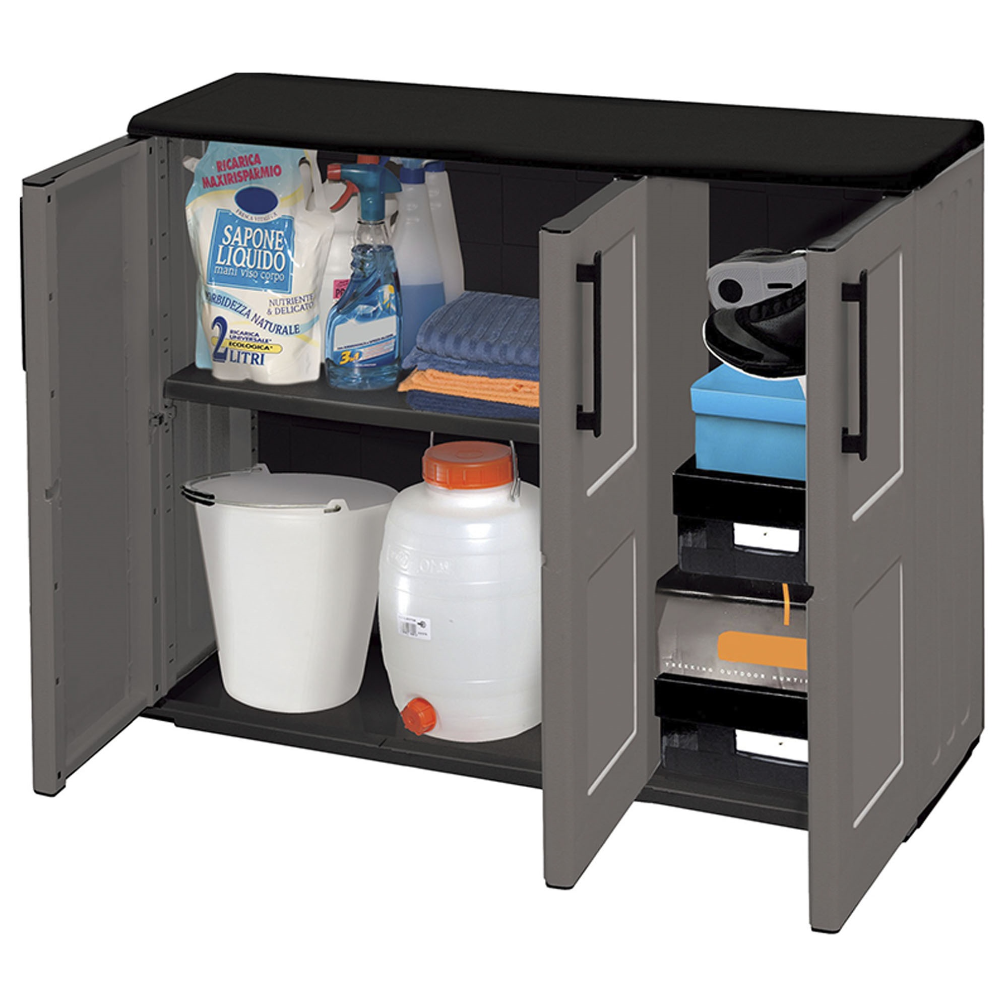 Gabinete gris con puertas abiertas, lleno de artículos de limpieza y contenedores.