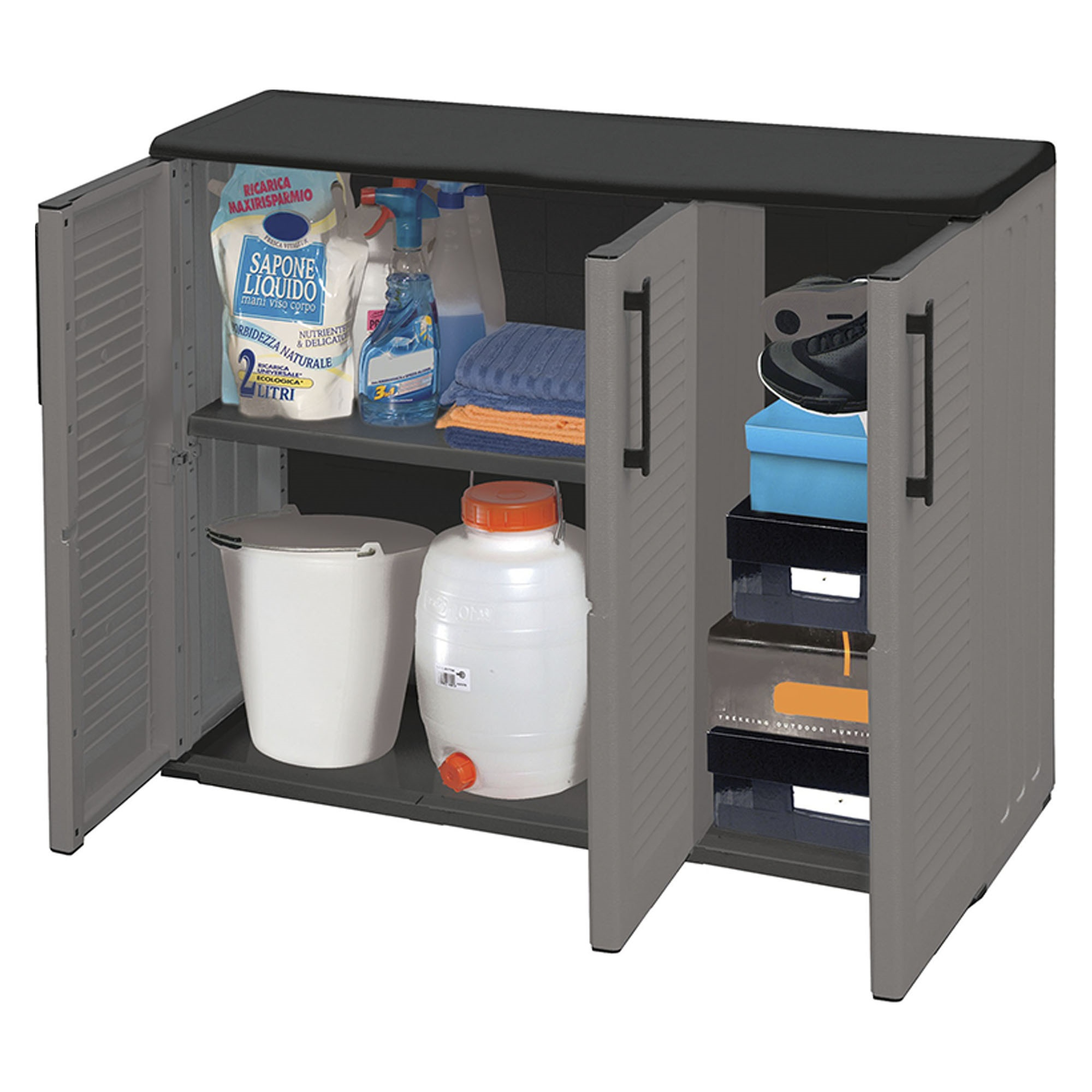 Armario de plástico gris con puertas abiertas, lleno de artículos de limpieza, cubo y contenedor.