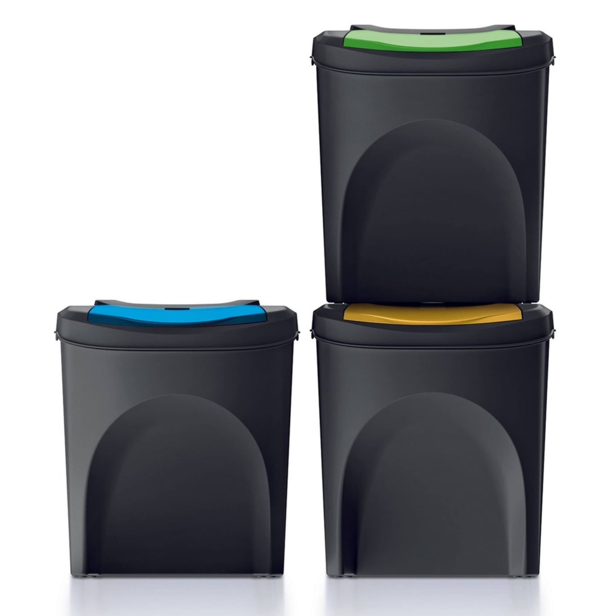 Tres cubos de basura negros con tapas de colores: azul, amarillo y verde.