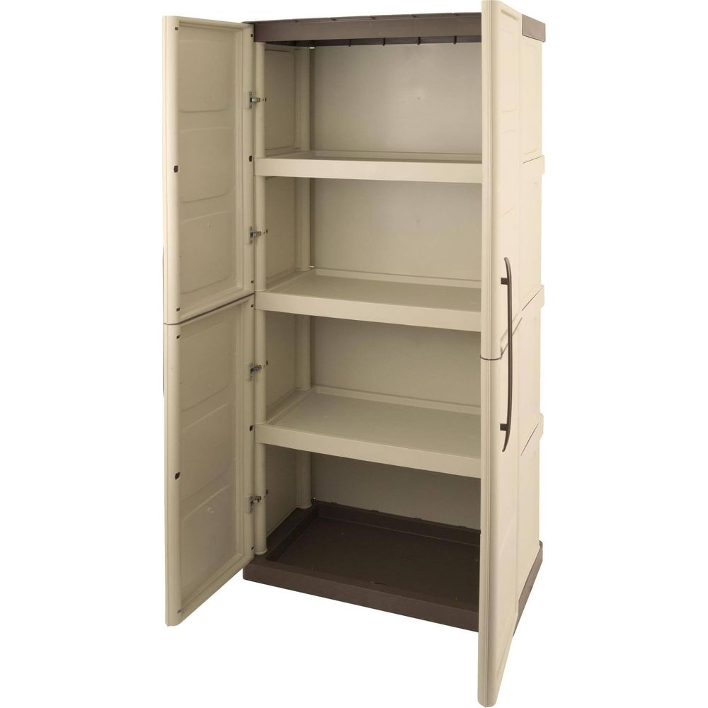 Un armario de plástico beige claro con puertas abiertas y cuatro estantes.