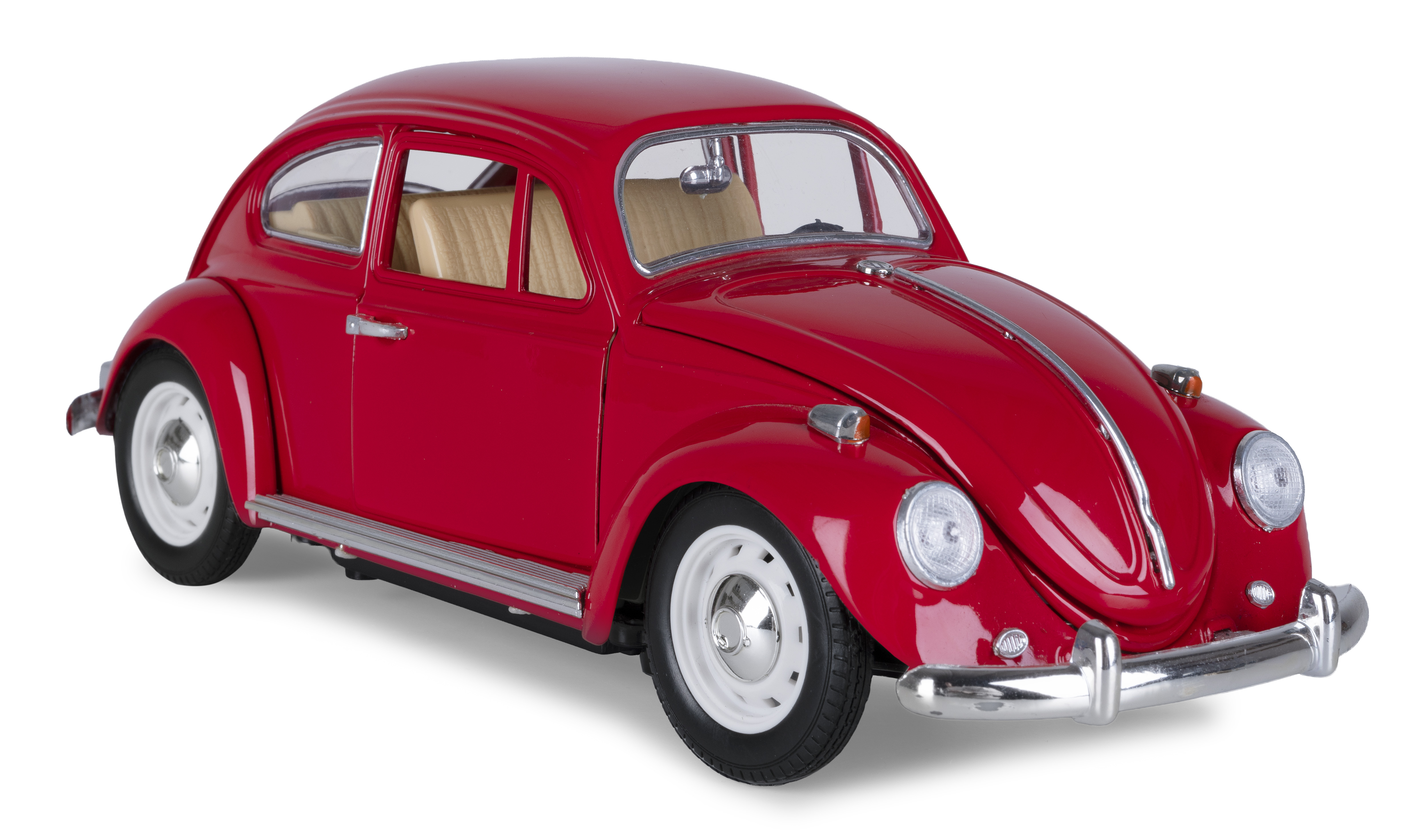 Ein rotes Spielzeugauto im Stil des VW Käfers steht auf weißem Hintergrund.
