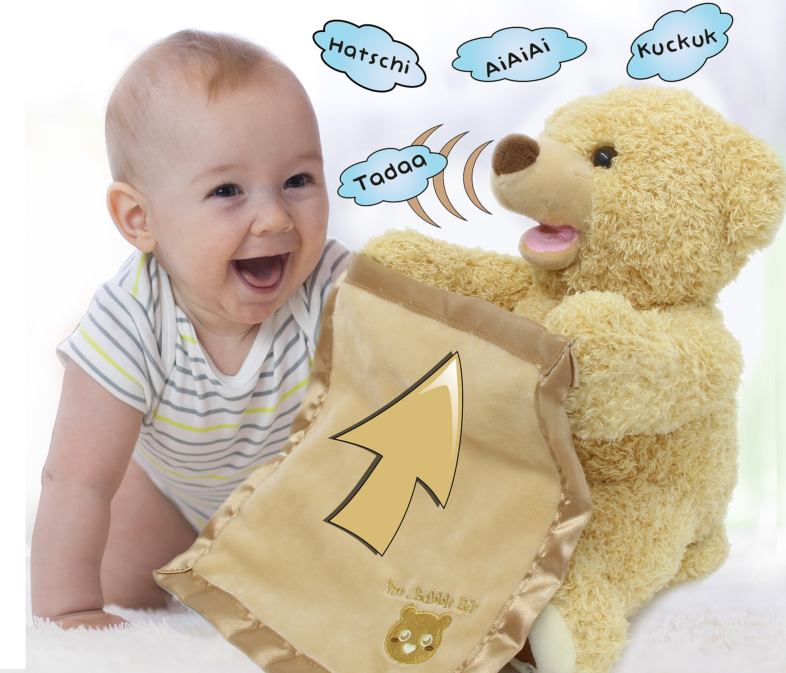 Ein Baby krabbelt und lacht neben einem Teddybären, der eine sprechende Decke hält.