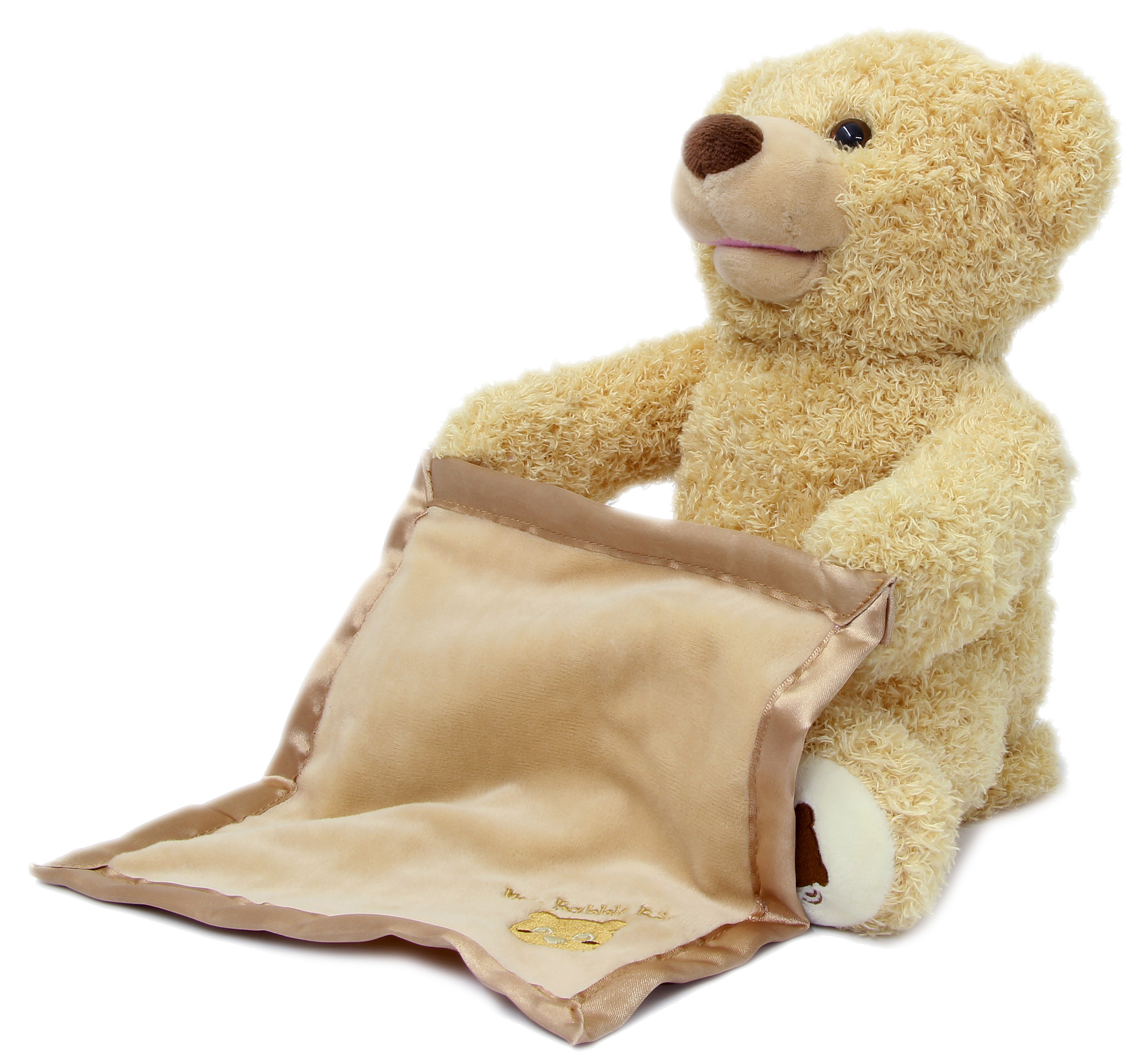 Ein beiger Teddybär sitzt und hält eine weiche, goldene Decke.